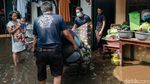 Banjir di Ciputat Surut, Warga Sibuk Bersih-bersih