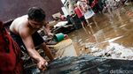 Banjir di Ciputat Surut, Warga Sibuk Bersih-bersih