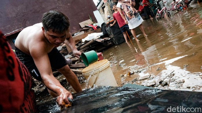 Banjir Ciputat Surut, Warga Sibuk Bersih-bersih Banjir yang menerjang kawasan Ciputat, Tangerang Selatan, akibat turap longsor mulai surut. Warga langsung sibuk bersih-bersih rumah dan perabotannya.
