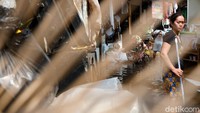 Warga di Gg Musala An-Anwar, Ciputat, Tangerang Selatan, Banten, tengah membersihkan rumah beserta barang-barangnya, Senin (14/6/2021).