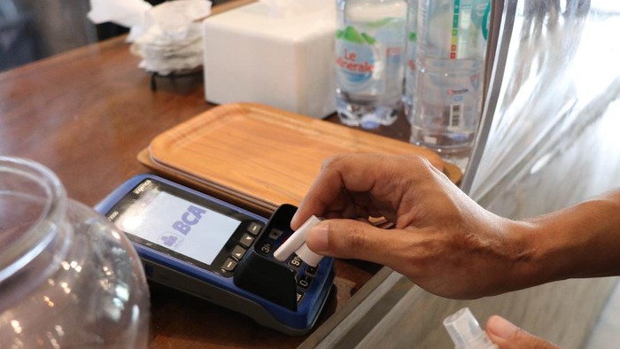 botol hand sanitizer tipe semprot yang inovatif bernama PUNTO.