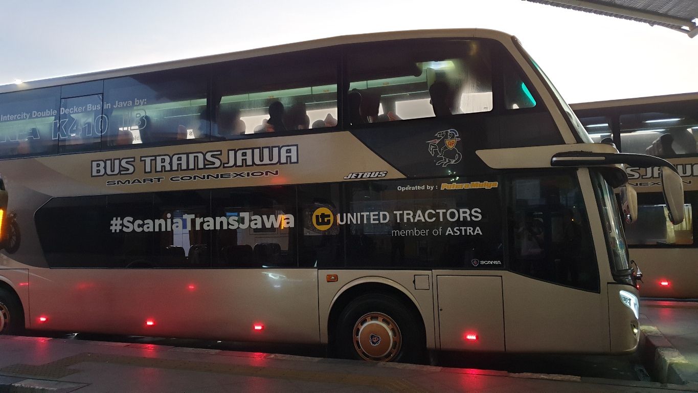 Bus PO Putera Mulya dengan tulisan sasis Scania K410 iB yang besar