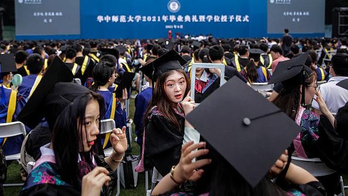 Cerianya Mahasiswa di Wuhan Rayakan Wisuda Tanpa Masker Universitas di Wuhan, China, gelar wisuda yang dihadiri ribuan wisudawan pada akhir pekan lalu. Para wisudawan merayakan kelulusan mereka tanpa gunakan masker.