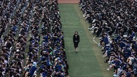 Para wisudawan tampak tak mengenakan masker saat menghadiri wisuda itu.