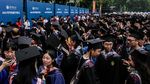 Cerianya Wisudawan di Wuhan Rayakan Kelulusan Tanpa Masker