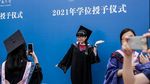 Cerianya Wisudawan di Wuhan Rayakan Kelulusan Tanpa Masker