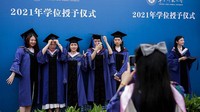 Merayakan keberhasilan Wuhan menanggulangi pandemi, tak sedikit warganya kini yang beraktivitas tanpa menggunakan masker.