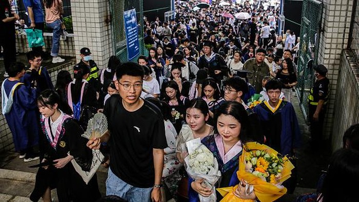 Universitas di Wuhan, China, gelar wisuda yang dihadiri ribuan wisudawan pada akhir pekan lalu. Para wisudawan merayakan kelulusan mereka tanpa gunakan masker.