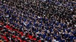 Cerianya Wisudawan di Wuhan Rayakan Kelulusan Tanpa Masker