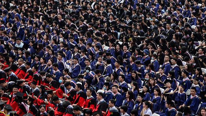 Cerianya Mahasiswa di Wuhan Rayakan Wisuda Tanpa Masker Universitas di Wuhan, China, gelar wisuda yang dihadiri ribuan wisudawan pada akhir pekan lalu. Para wisudawan merayakan kelulusan mereka tanpa gunakan masker.