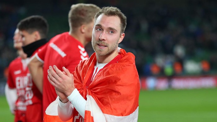 Christian Eriksen DUBLIN, IRELAND - NOVEMBER 18: Christian Eriksen of Denmark applauds after the UEFA Euro 2020 qualifier between Republic of Ireland and Denmark so at Dublin Arena on November 18, 2019 in Dublin, . (Photo by Catherine Ivill/Getty Images)
