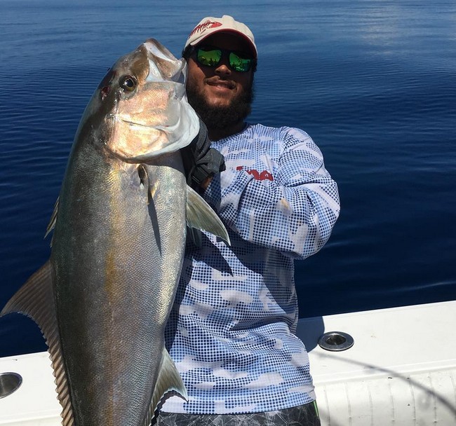 Kehidupannya pun berbanding terbalik saat menjadi DJ. Dulu dia baru beraktivitas malam hari, dan pulang pagi. Tapi kini, di subuh hari Connor sudah menerjang lautan menggunakan kapal.  Foto: Instagram