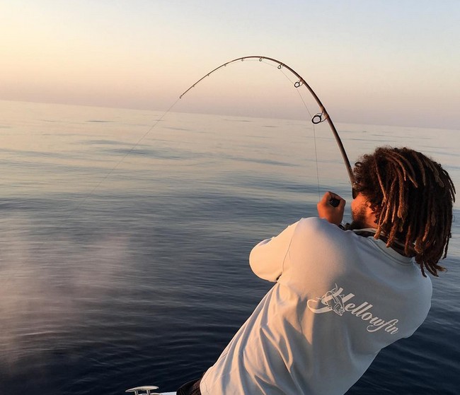 Kehidupan Connor berbeda 180 derajat dari kedua orangtuanya yang berada di industri Hollywood. Connor memperlihatkan gaya hidup bebas dan sederhana dengan menjadi pemancing.  Foto: Instagram