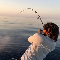 Kehidupan Connor berbeda 180 derajat dari kedua orangtuanya yang berada di industri Hollywood. Connor memperlihatkan gaya hidup bebas dan sederhana dengan menjadi pemancing.  Foto: Instagram