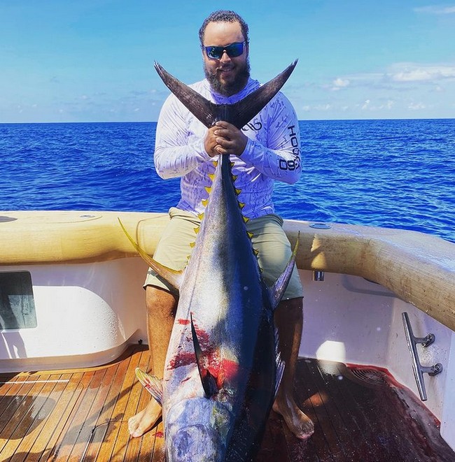 Inilah potret gagahnya saat memancing dan mendapatkan ikan besar.  Foto: Instagram