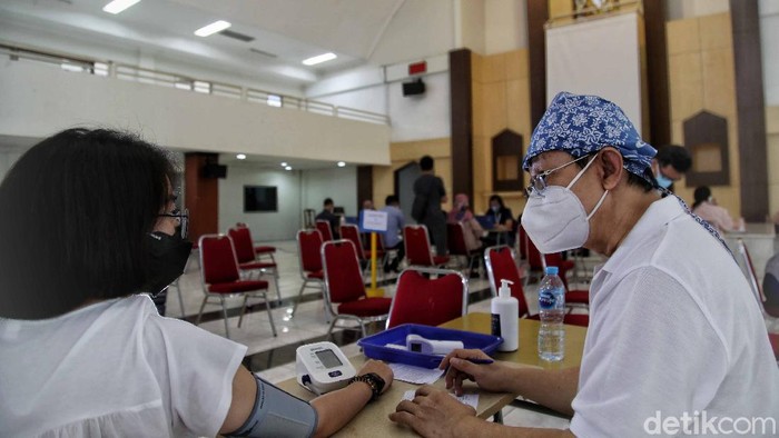 Upaya mempercepat vaksinasi oleh pemerintah terus digalakkan. Warga Kelapa Gading terlihat sangat antusias.
