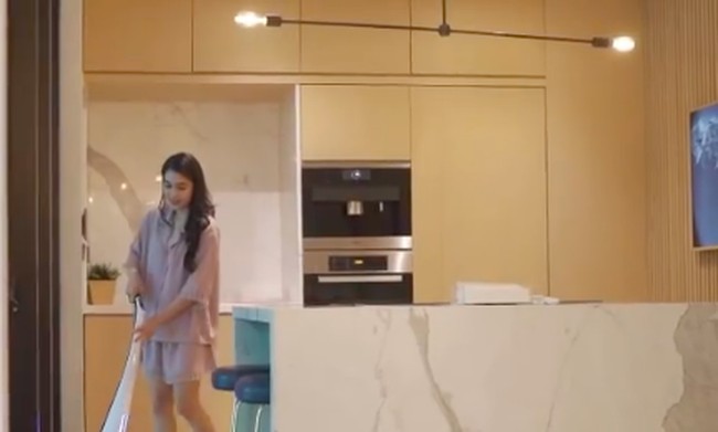 Untuk penerangan dapur, Sandra mengandalkan tata cahaya lampu yang minimalis. (Foto: Instagram/@sandradewi88)