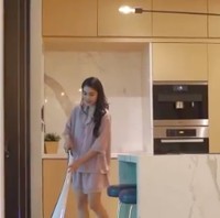 Untuk penerangan dapur, Sandra mengandalkan tata cahaya lampu yang minimalis. (Foto: Instagram/@sandradewi88)