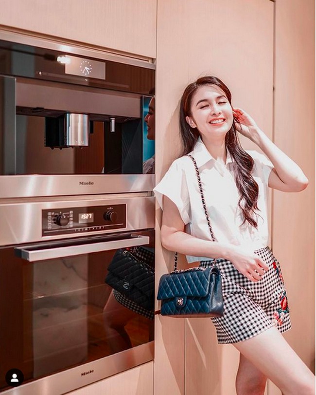 Ketika harus di rumah saja karena wabah virus Corona, Sandra Dewi mengisi hari-harinya dengan konten foto OOTD. Tentu saja ia memanfaatkan apartemennya yang fotogenik sebagai tempat berpose. Salah satu tempat yang sering ia jadikan background adalah dapurnya yang bergaya minimalis kontemporer. Selama pandemi ini, aku makin bersahabat dengan kulkas, tulis Sandra dibarengi emoji tertawa pada keterangan foto ini. (Foto: Instagram/@sandradewi88)