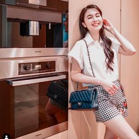 Ketika harus di rumah saja karena wabah virus Corona, Sandra Dewi mengisi hari-harinya dengan konten foto OOTD. Tentu saja ia memanfaatkan apartemennya yang fotogenik sebagai tempat berpose. Salah satu tempat yang sering ia jadikan background adalah dapurnya yang bergaya minimalis kontemporer. Selama pandemi ini, aku makin bersahabat dengan kulkas, tulis Sandra dibarengi emoji tertawa pada keterangan foto ini. (Foto: Instagram/@sandradewi88)