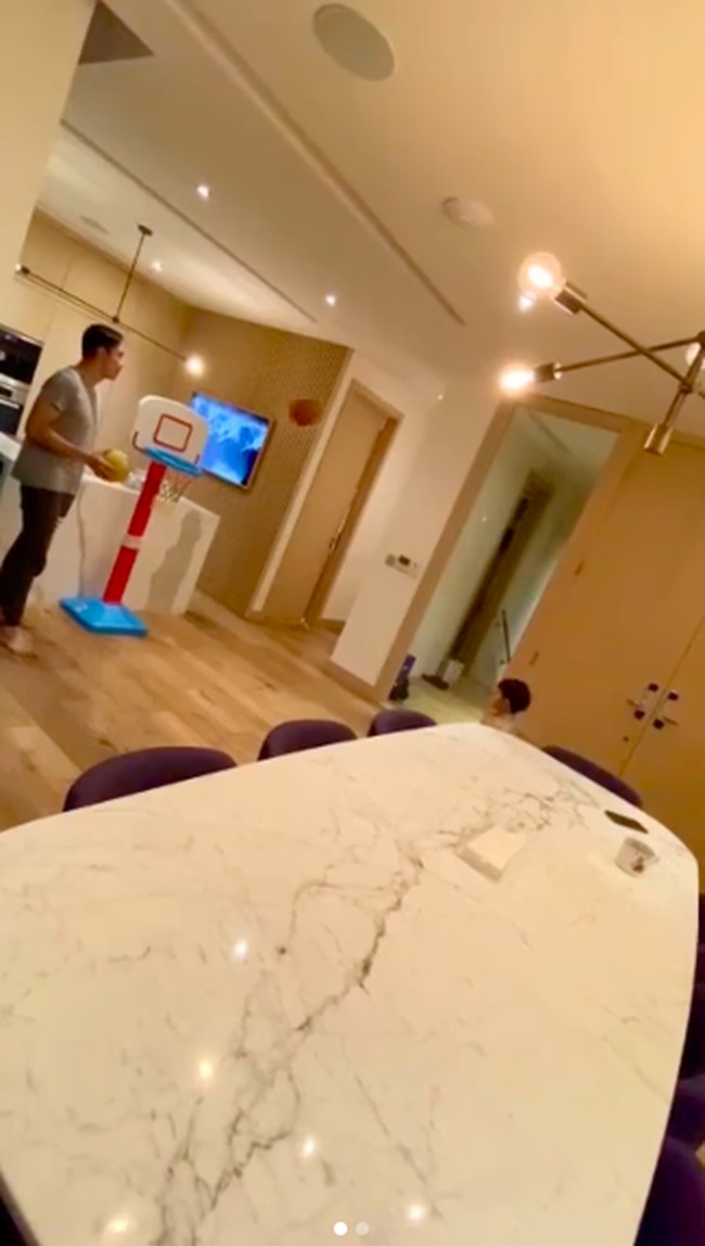 Di seberang dapur, terdapat meja makan berbahan marmer yang senada dengan island. Terlihat pula dapur Sandra Dewi dilengkapi sebuah TV layar datar. (Foto: Instagram/@sandradewi88)