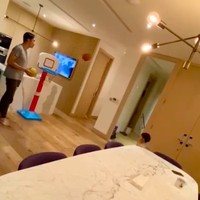 Di seberang dapur, terdapat meja makan berbahan marmer yang senada dengan island. Terlihat pula dapur Sandra Dewi dilengkapi sebuah TV layar datar. (Foto: Instagram/@sandradewi88)