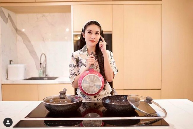Dapur Sandra Dewi dilengkapi peralatan yang modern. Seperti kompor elektrik yang menyatu dengan permukaan island. (Foto: Instagram/@sandradewi88)