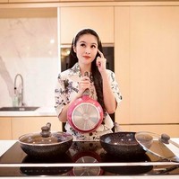 Dapur Sandra Dewi dilengkapi peralatan yang modern. Seperti kompor elektrik yang menyatu dengan permukaan island. (Foto: Instagram/@sandradewi88)
