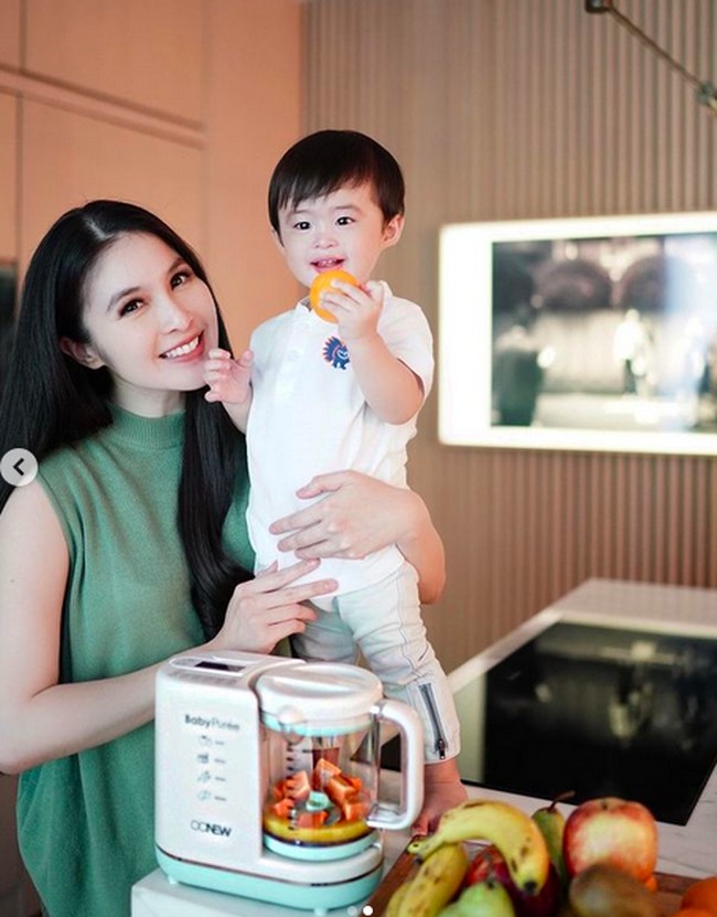 Dapur juga menjadi tempat favorit Dewi Sandra menghabiskan waktu bersama buah hatinya. (Foto: Instagram/@sandradewi88)