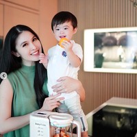 Dapur juga menjadi tempat favorit Dewi Sandra menghabiskan waktu bersama buah hatinya. (Foto: Instagram/@sandradewi88)