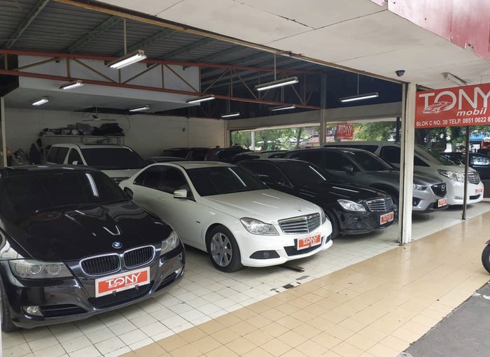 Dealer mobil bekas Tony Mobil yang terletak di Gading Auto Centre, Jakarta