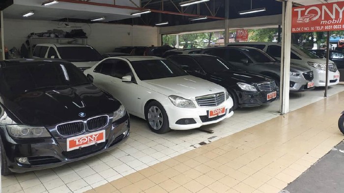Dealer mobil bekas Tony Mobil yang terletak di Gading Auto Centre, Jakarta