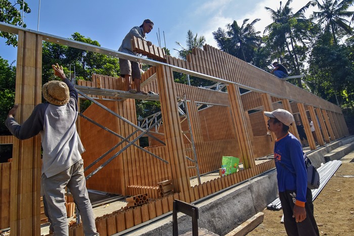 Pembangunan sekolah di Lombok Barat, NTB, ini memanfaatkan bata plastik daur ulang. Selain ramah lingkungan, bangunan sekolah itu juga tahan gempa.