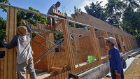Sejumlah pekerja menyelesaikan pembangunan gedung Sekolah Dasar Negeri (SDN) 4 Medas Bentaur menggunakan bahan bata dari limbah plastik daur ulang di Dusun Medas Bentaur, Desa Taman Sari, Kecamatan Gunungsari, Lombok Barat, NTB, Senin (14/6/2021).  