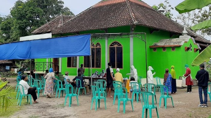Dinas Kesehatan Boyolali melakulan pemeriksaan swab kepada warga di Desa Bendungan, Kecamatan Simo, Senin (14/6/2021).