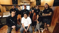 Pembuatan lagu itu juga melibatkan Achi Hardjakusumah di strings, kemudian Jordy Waelauruw di brass dan Rizky pada kibor. Foto: dok. Studio Pop