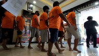 Dalam konferensi pers tersebut, sejumlah pelaku pungli turut dihadirkan oleh polisi.  