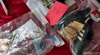 Polisi juga turut menunjukkan barang bukti terkait praktik pungli di kawasan Tanjung Priok tersebut.  