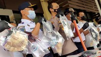 Selain itu, Polres Jakarta Barat menangkap 22 preman yang diduga melakukan pungli kepada sopir truk di Kalideres, dan Cengkareng. Polisi amankan sejumlah barang bukti berupa sejumlah uang dan senjata tajam. Terkait kasus pungli di Tanjung Priok, polisi juga turut menangkap koordinator pungli di kawasan JICT Pelabuhan Tanjung Priok. Dia adalah Achmad Zainul Arifin (39), yang merupakan supervisor outsourcing PT Multi Tally Indonesia (MTI).