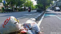 Warga meletakkan sampah tersebut mulai dari Jalan Veteran sampai jalan Pemuda, tengah kota.