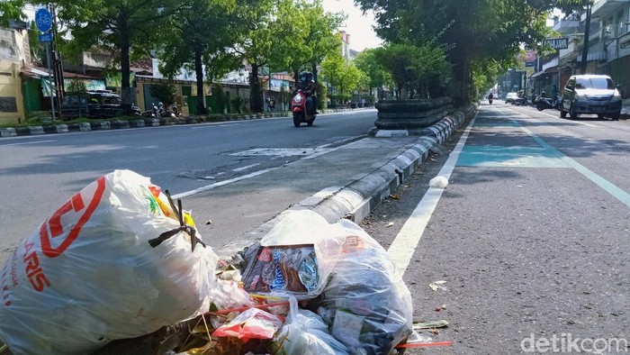 Duh! Sampah Liar Dititipkan di Sepanjang Jalan Protokol Kota Klaten Setiap pagi, orang tidak bertanggungjawab meletakan sampah di median Jalan Veteran sampai jalan Pemuda, Kota Klaten, Jawa Tengah. Hal ini membuat pemandangan menjadi tidak sedap.