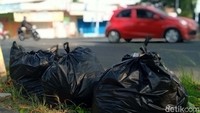 Di lokasi tersebut tidak ada bak sampah dan juga bukan tempat pembuangan sampah (TPS).