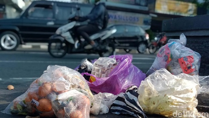 Duh! Sampah Liar Dititipkan di Sepanjang Jalan Protokol Kota Klaten Setiap pagi, orang tidak bertanggungjawab meletakan sampah di median Jalan Veteran sampai jalan Pemuda, Kota Klaten, Jawa Tengah. Hal ini membuat pemandangan menjadi tidak sedap.