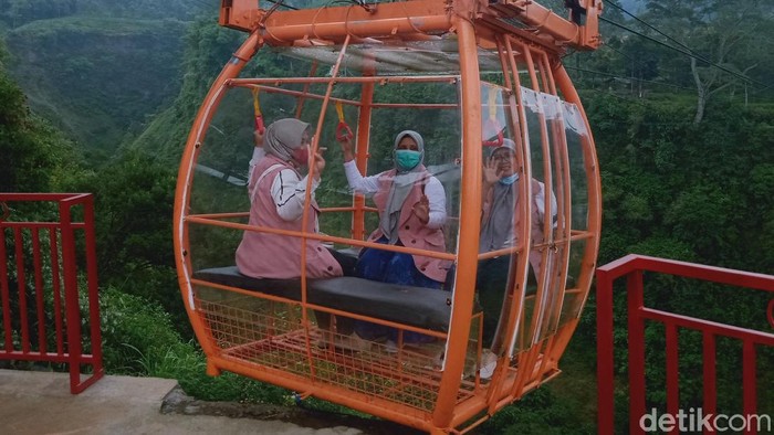 Naik gondola di Dusun Gir Pasang