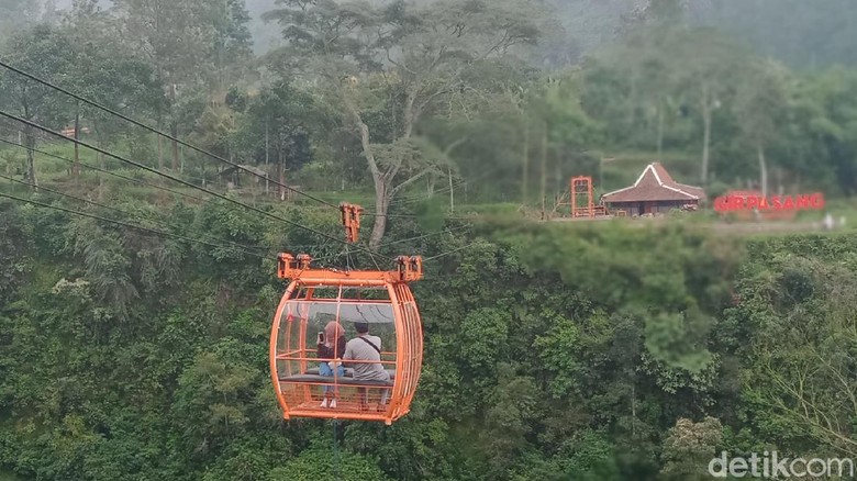 Naik gondola di Dusun Gir Pasang
