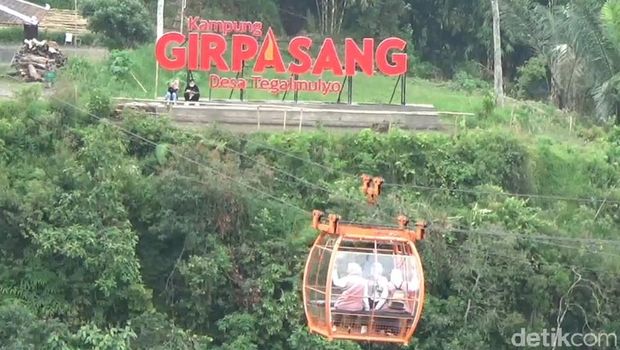 Naik gondola di Dusun Gir Pasang
