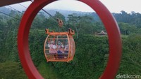 Gondola wisata menuju dusun Gir Pasang ini dicat orange sehingga menarik dan fotogenik. Gondola dilengkapi dua kursi dengan maksimal empat penumpang. Dari stasiun gondola di Dusun Ngringin sampai Gir Pasang dibutuhkan waktu 10 menit yang bikin deg-degan. 