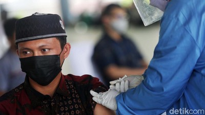 Ekspresi Para Santri saat Disuntik Vaksin COVID-19