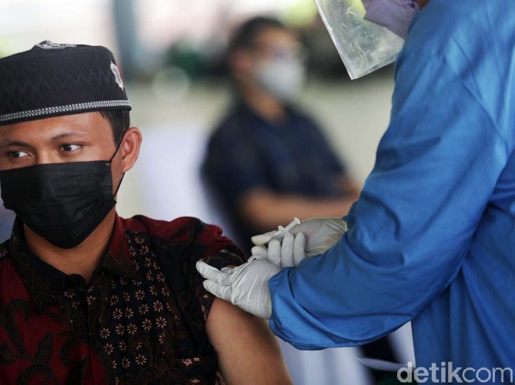 Ekspresi Para Santri saat Disuntik Vaksin COVID-19