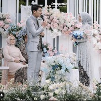 “Kalau dihitung secara kasarnya bisa sampai 10 ribu kuntum bunga,” tutur Caroline saat dihubungi Wolipop, Senin (14/6/2021). Foto: Dok. Instagram/@imagenic, @eliordesign